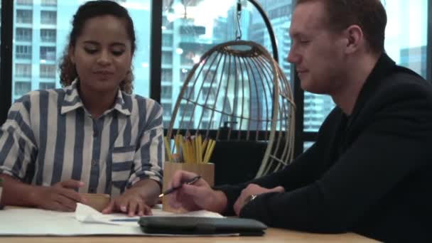 Креативні бізнесмени групують розмову за офісним столом на робочому місці . — стокове відео