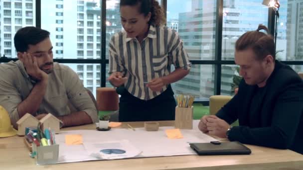Kreativa affärsmän grupp som har samtal på kontoret skrivbord på arbetsplatsen. — Stockvideo