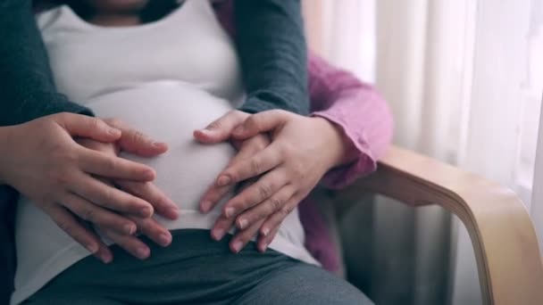Zwanger paar voelt liefde en ontspanning thuis. — Stockvideo