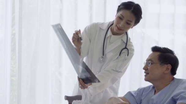 Der Arzt kümmert sich um den Patienten im Krankenhaus oder in der Klinik. Gesundheitskonzept. — Stockvideo