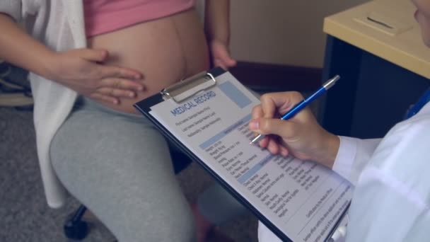 Gravid kvinna och gynekolog doktor vid sjukhuset — Stockvideo