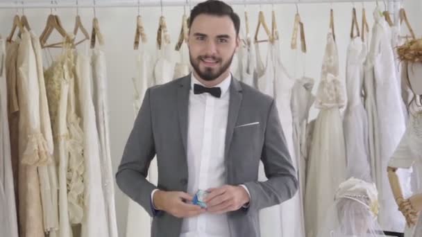 Groom giving the wedding diamond ring towards camera. — Stock Video