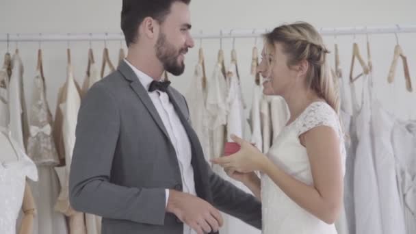結婚式で結婚式のための準備ウェディングドレスの幸せな花嫁と新郎. — ストック動画
