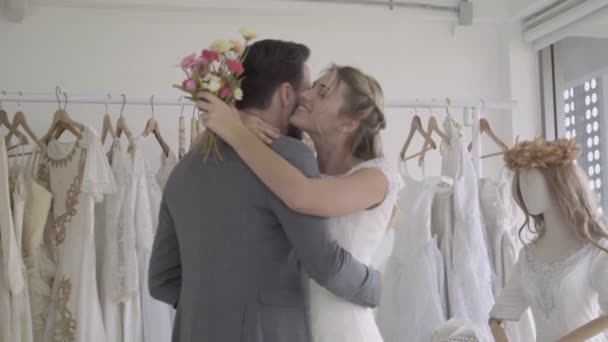 Glückliche Braut und Bräutigam im Hochzeitskleid bereiten sich auf die Trauung vor. — Stockvideo
