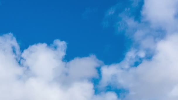 Temps écoulé depuis les nuages mouvants dans le ciel bleu