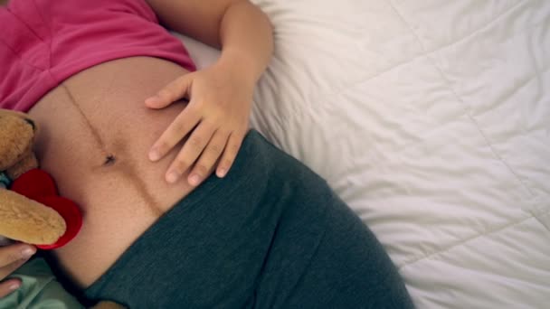 Feliz mulher grávida dormindo na cama no quarto. — Vídeo de Stock