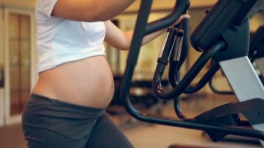 Aktif hamile kadın spor salonu..