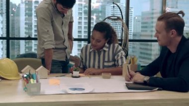 Yaratıcı iş adamları grubu iş yerindeki ofis masasında sohbet ediyorlar..