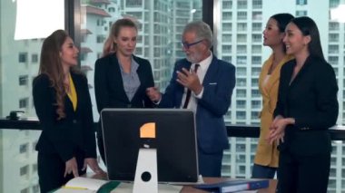 Mutlu iş adamları zaferi kutlar.