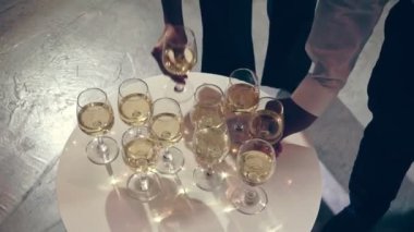 Başarılı iş adamları balo salonunda şarap ve şampanya içer..