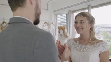 Gelinlikli mutlu gelin ve damat düğün törenine hazırlanın..