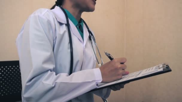 Беременная женщина и врач-гинеколог — стоковое видео