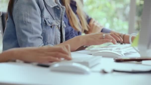 Zamknij ujęcie businesswoman strony pisania i pracy na komputerze na biurku. — Wideo stockowe