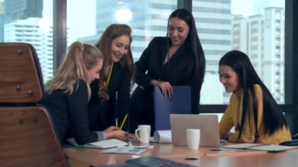 Reunião de grupo de mulheres de negócios profissionais pensando com novo planejamento de projeto. — Vídeo de Stock