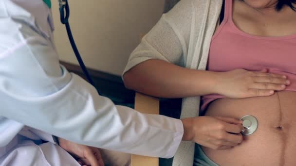 Gravid kvinna och gynekolog doktor vid sjukhuset — Stockvideo