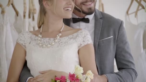 Novia feliz y novio en vestido de novia prepararse para casarse en la ceremonia de la boda. — Vídeos de Stock