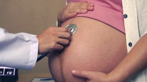 Mujer embarazada y médico ginecólogo en el hospital — Vídeos de Stock