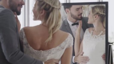 Gelinlikli mutlu gelin ve damat düğün törenine hazırlanın..