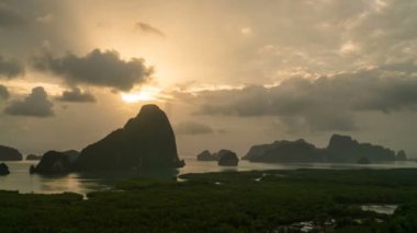 Halong Körfezi, Kuzey Vietnam 'da zaman aşımı görüntüsü.