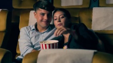 İnsanlar sinemada film izlerler..