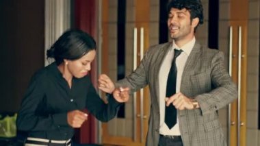 Erkekler ve kadınlar kulüpte mutlu bir şekilde dans eder..