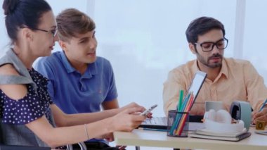 Yaratıcı iş adamlarının grup toplantısı, tasarımcı ve sanatçı ofis masasında..
