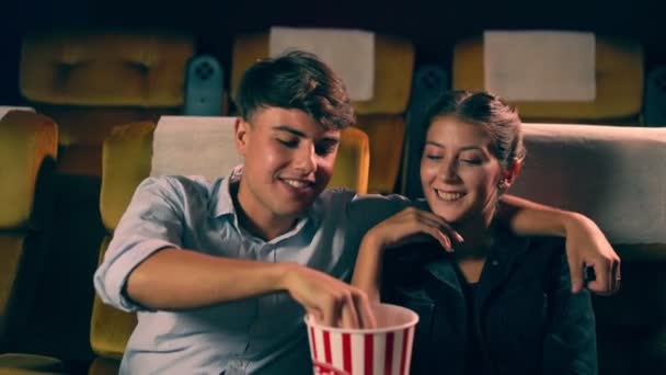 Mannen en vrouwen eten en gooien popcorn — Stockvideo