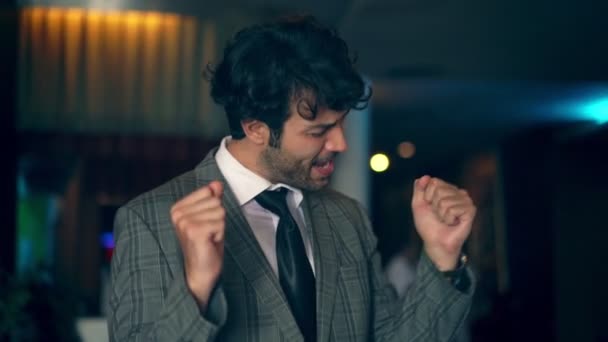 En man som dansar med glädje och nöje — Stockvideo