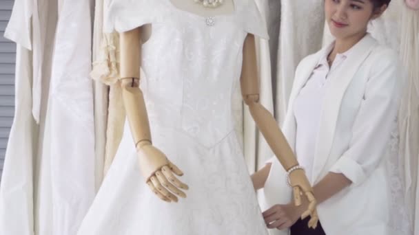 Future mariée choisir robe de mariée pour sa cérémonie de mariage à venir. — Video