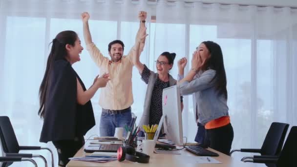 Gente de negocios exitosa celebrando el éxito del proyecto en la oficina. — Vídeos de Stock