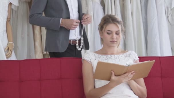 결혼 예복을 입은 행복 한 신부와 신랑 은결 혼식에서 결혼을 위해 준비 한다. — 비디오