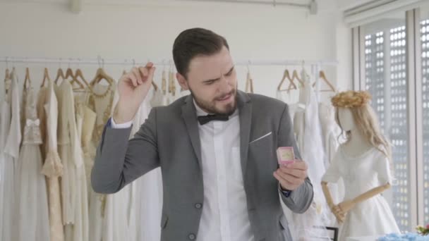 Lustiger Bräutigam in Hochzeitskleidung tanzt in Garderobe. — Stockvideo