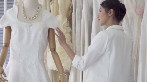 Future mariée choisir robe de mariée pour sa cérémonie de mariage à venir. — Video