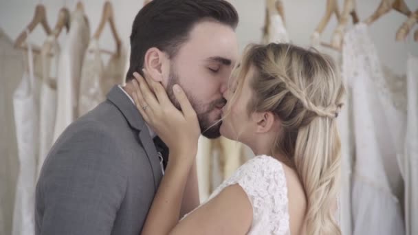 Novia feliz y novio en vestido de novia prepararse para casarse en la ceremonia de la boda. — Vídeos de Stock