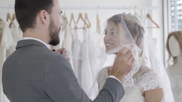 Felice sposa e lo sposo in abito da sposa si preparano per il matrimonio in cerimonia nuziale. — Video Stock