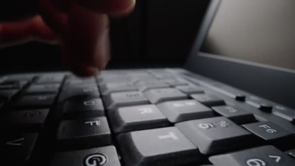 Primer plano lapso de tiempo escribiendo en el teclado con los dedos. Macro suave enfoque dolly tiro — Vídeo de stock