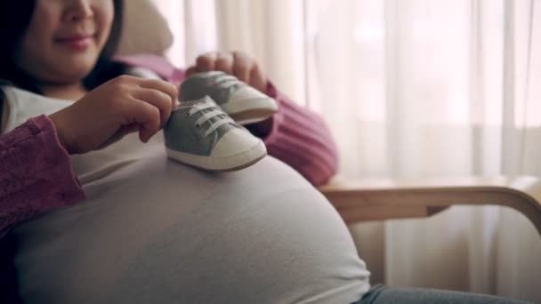 Bonne femme enceinte et attend bébé à la maison. — Video