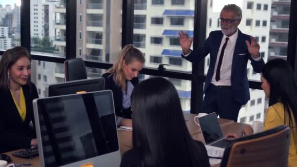 Senior leider geeft advies aan teamleden — Stockvideo