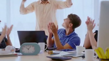 Başarılı iş adamları ofiste proje başarısını kutluyor.