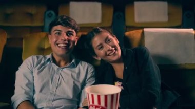 İnsanlar sinemada film izlerler..