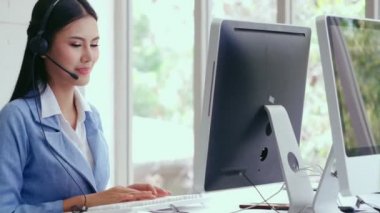 Müşteri destek acentesi ya da telefon görüşmesi yapan kulaklıklı çağrı merkezi.