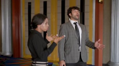 Takım elbiseli adam robot gibi dans ediyor..