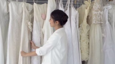 Geleceğin gelini, yaklaşan düğün töreni için gelinlik seçiyor..