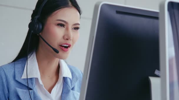 Kundendienstmitarbeiter oder Call Center mit Headset im Gespräch mit dem Kunden am Telefon. — Stockvideo