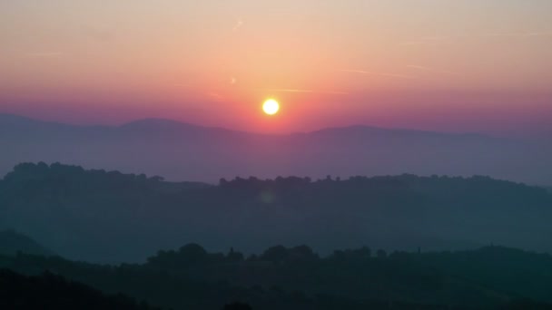 Güneşin doğuşu dağların ve tepelerin üzerinden geçiyor — Stok video