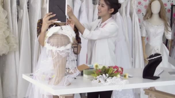 Künftige Braut-Kundin im Gespräch mit Hochzeitsladenverkäuferin — Stockvideo
