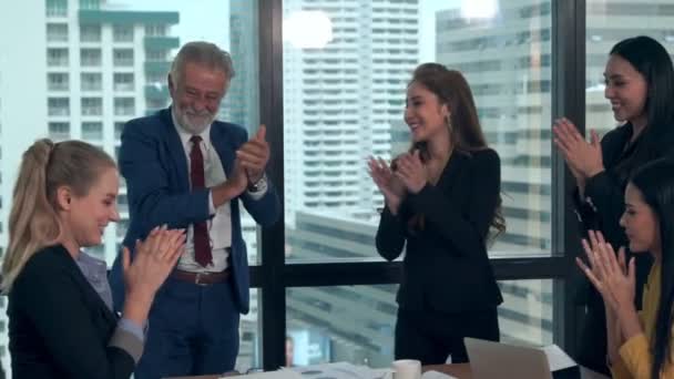 Gli uomini d'affari felici festeggiano la vittoria di successo — Video Stock