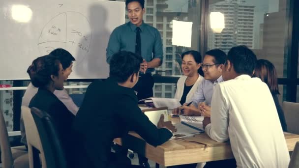 Negócios asiáticos discutem estratégia de marketing. — Vídeo de Stock
