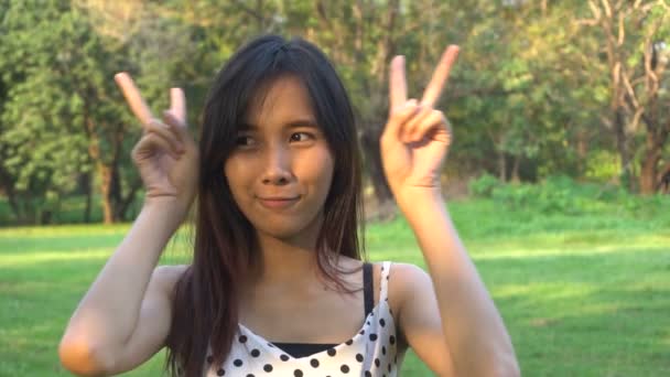 Zeitlupe Porträt einer freudigen asiatischen Frau. — Stockvideo