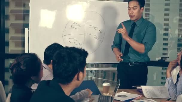 Ázsiai üzletemberek megvitatják marketing stratégia. — Stock videók